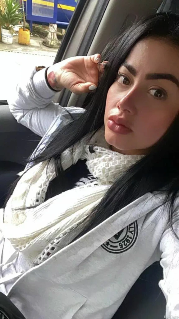 Valeria, 37